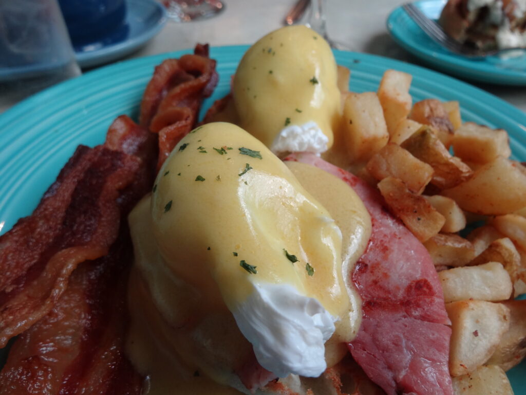 eggs benedict on a blue plate